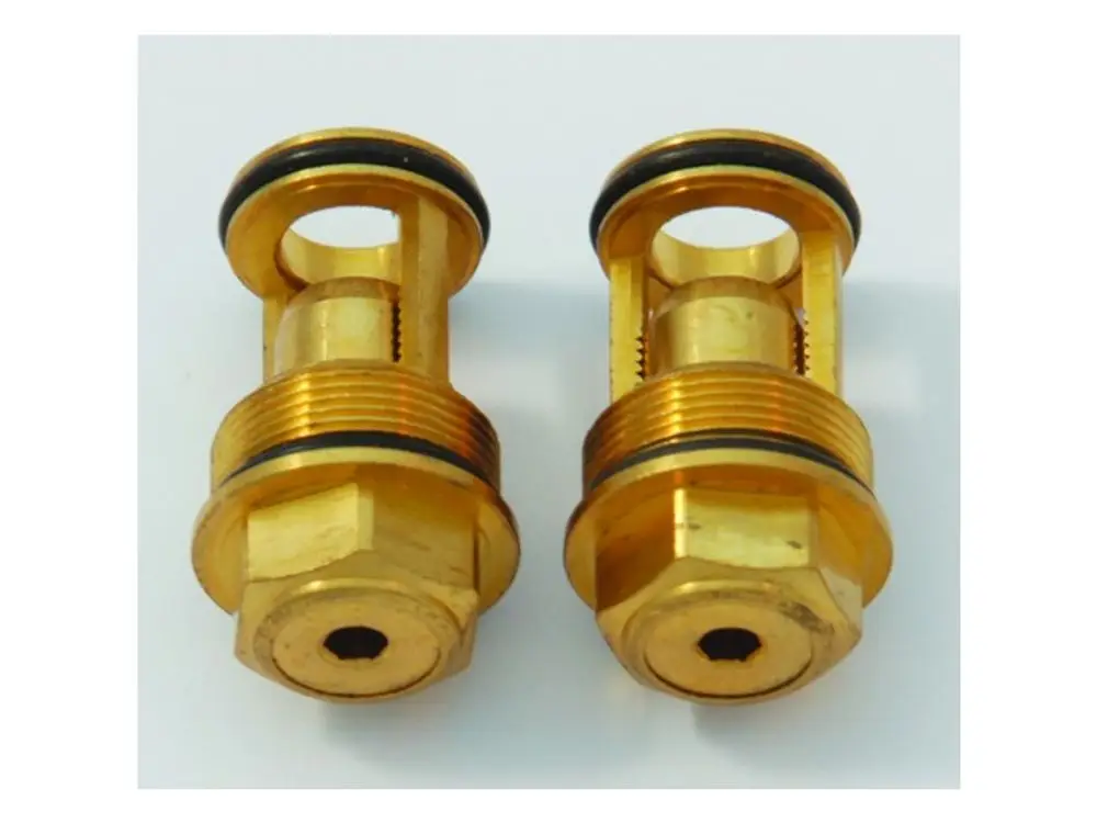 Edelstahl-Vorabsperrventile von Ideal Standard, mit O-Ringen und Gewindeansatz, zur Verwendung in Wasserinstallationen.